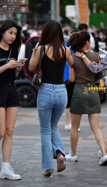 一个秀丽端庄的新潮牛仔裤美臀女孩[CI-41LW]