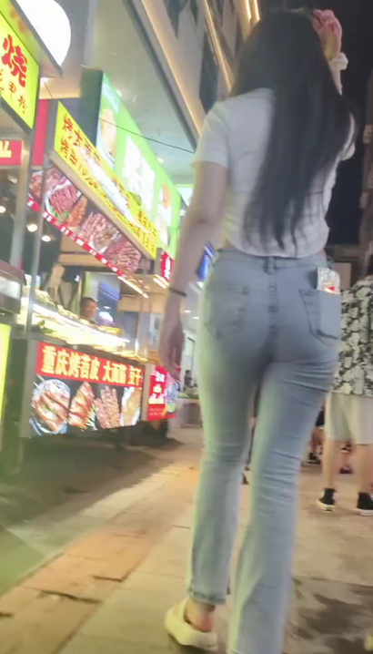 【视频】一位肌肤胜雪的新潮紧身牛仔裤宽臀美眉[IB-3EIN]