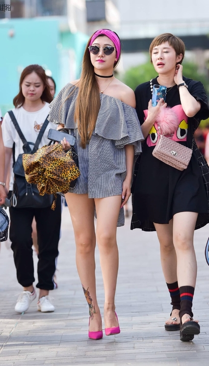 一位软玉温香的新潮典雅装扮美腿女孩[PJ-Y468]
