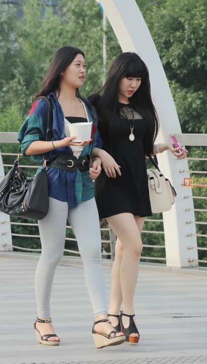 街拍金枝玉叶的性感紧身裤宽臀辣妹[PS-E42S]