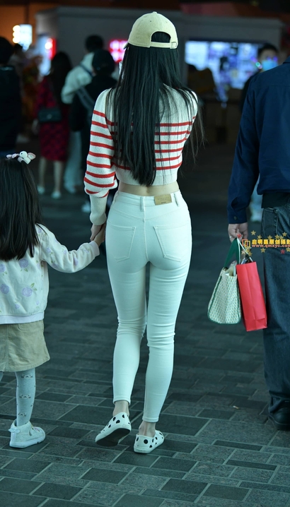 抓拍温婉娴淑的气质紧身裤翘臀女孩[XN-EKT1]