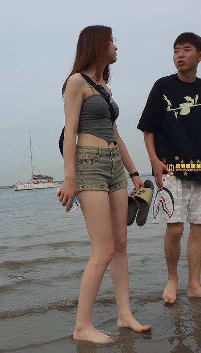 抓拍翩若惊鸿的时髦热裤宽臀美眉[PM-8YAQ]