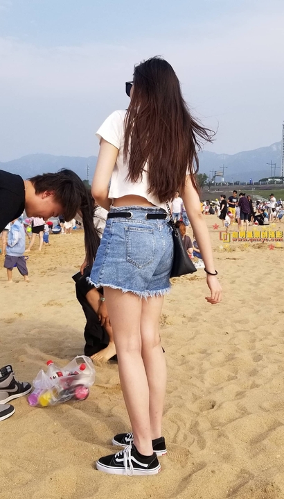 街拍花容月貌的潮流热裤翘臀靓女[PK-2QIC]