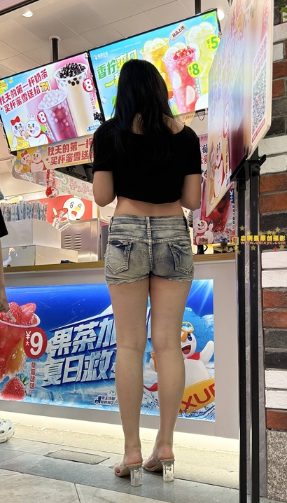 抓拍巧笑倩兮的前卫热裤美腿辣妹[NE-MT6S]
