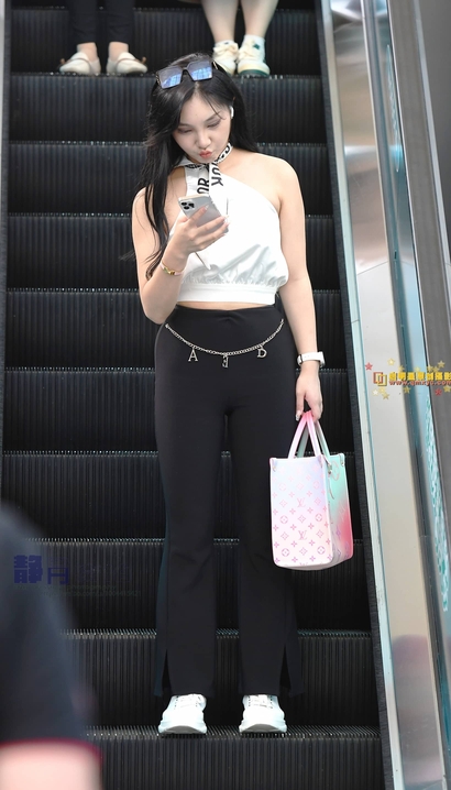 一位国色天香的潮流紧身裤美臀女孩[TG-QV2M]