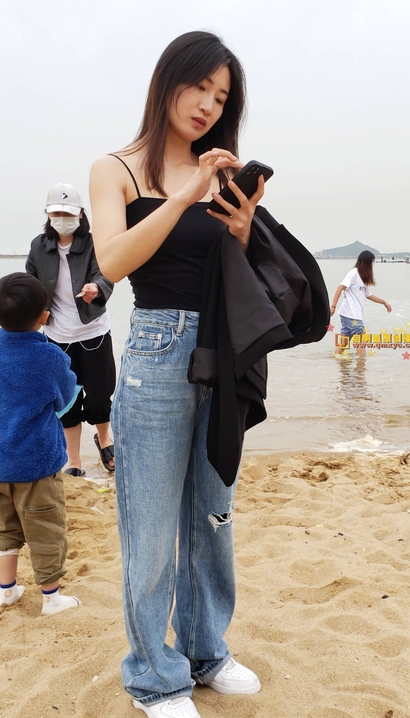 街拍如琬似花的新潮牛仔裤丰臀辣妹[QN-SJL0]