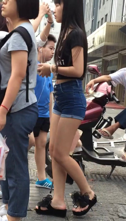【视频】街拍顾盼流转的时尚典雅装束美腿女孩[MU-Q9WR]
