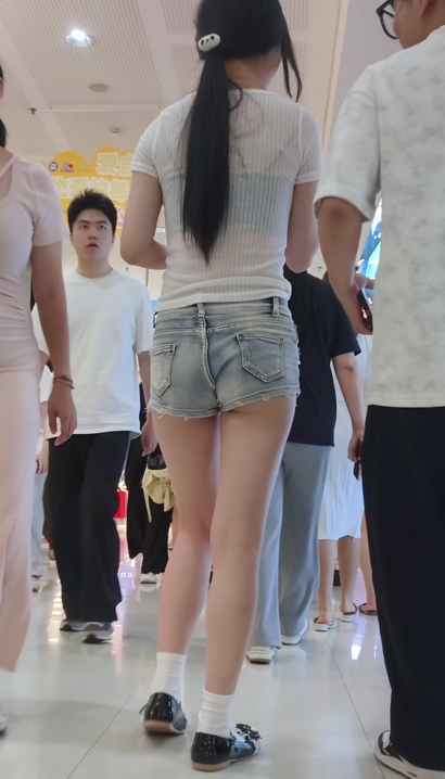 【视频】偶遇颜值很高的新潮热裤宽臀辣妹[LC-Z1D9]