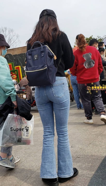 街拍丰姿妍丽的性感牛仔裤翘臀美眉[CQ-8D21]