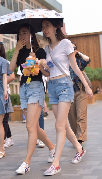抓拍剪水双瞳的性感热裤大长腿辣妹[FR-VOUO]