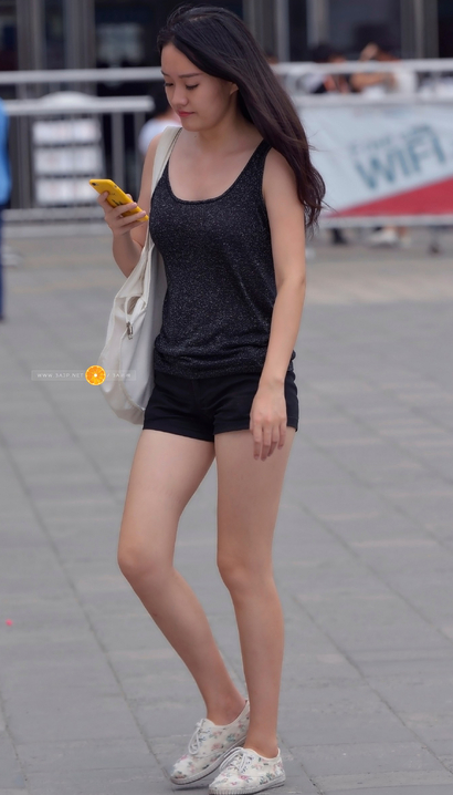 一位国色天资的时尚热裤紧臀女孩[TY-A939]