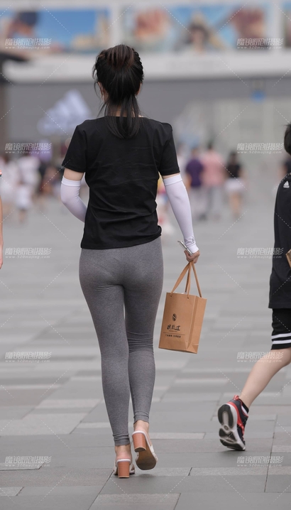 一位冰清玉洁的时髦紧身裤美臀美眉[HC-465U]