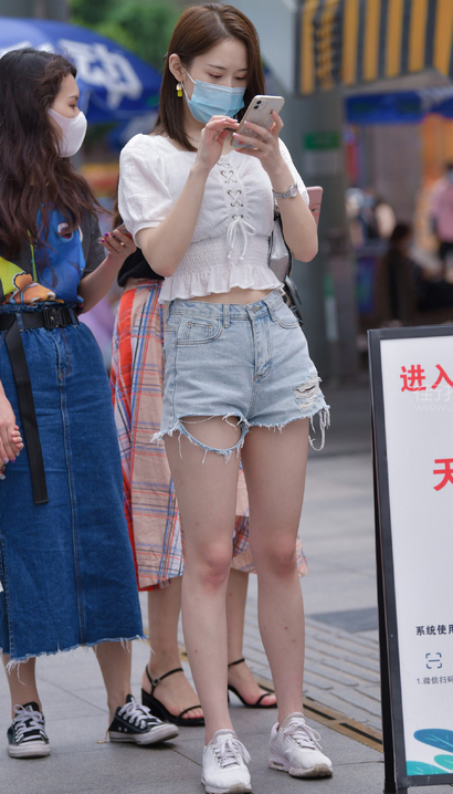 街拍温香艳玉的潮流热裤宽臀御姐[XU-5KJI]