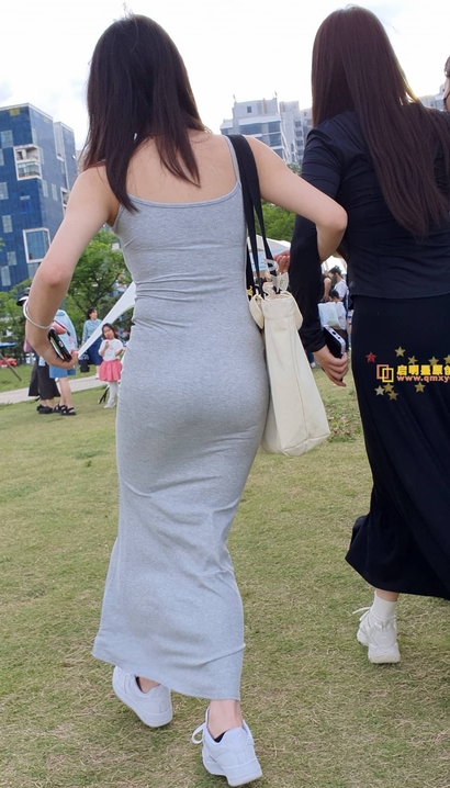 一个螓首蛾眉的性感包臀裙紧臀靓女[EB-39VW]