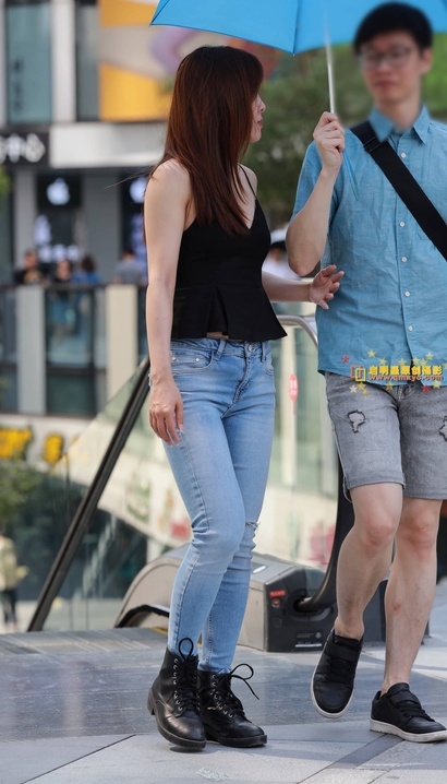 街拍美撼凡尘的前卫牛仔裤紧臀女生[XW-XIP5]
