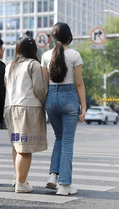街拍肌肤胜雪的时髦牛仔裤圆臀女神[JW-XG81]