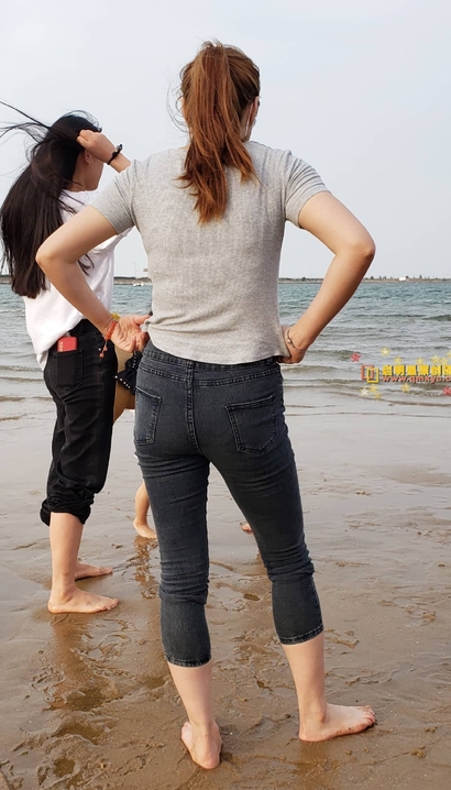 一位沉鱼落雁的时尚牛仔裤丰臀美女[NN-98L7]