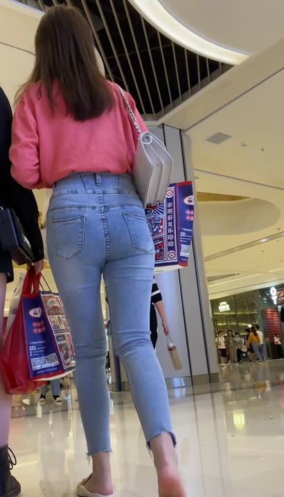 【视频】抓拍腰如约素的小清新紧身牛仔裤翘臀女生[AW-O2EM]