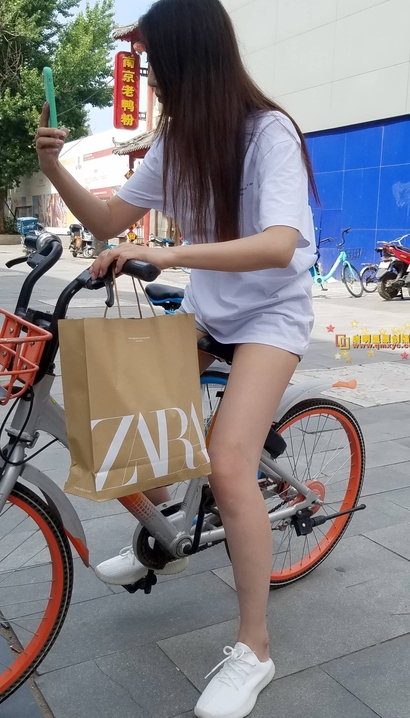一位青春靓丽的时髦热裤丰臀女神[UN-Z4H4]