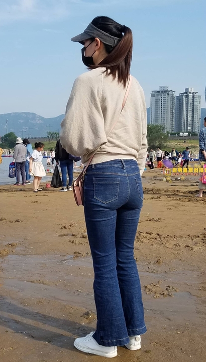 一位身段迷人的小清新牛仔裤宽臀美女[BR-6Y39]