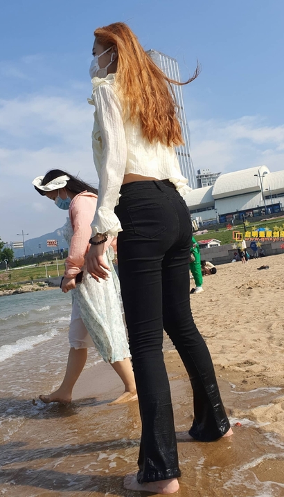 街拍袅袅娉娉的新潮牛仔裤宽臀美女[IW-1859]
