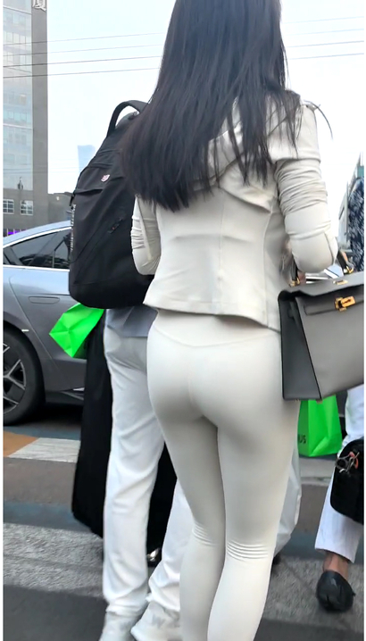 【视频】街拍身材匀称的潮流紧身裤美臀女神[BM-04SS]