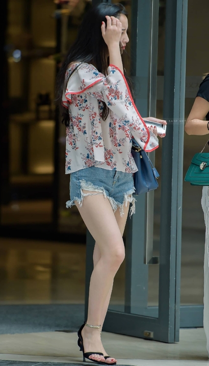 一个仪态万端的前卫热裤美臀女孩[CL-GV43]