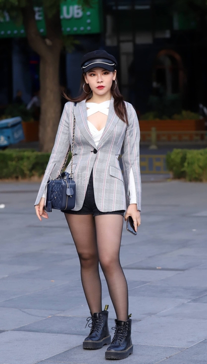 街拍沉鱼落雁的新潮热裤美臀小姐姐[HE-2Z59]