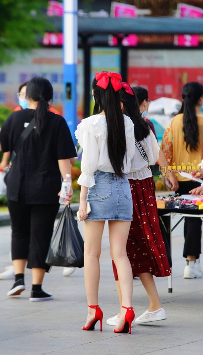 抓拍身材近乎完美的潮流裹臀裙圆臀御姐[YJ-4EIQ]