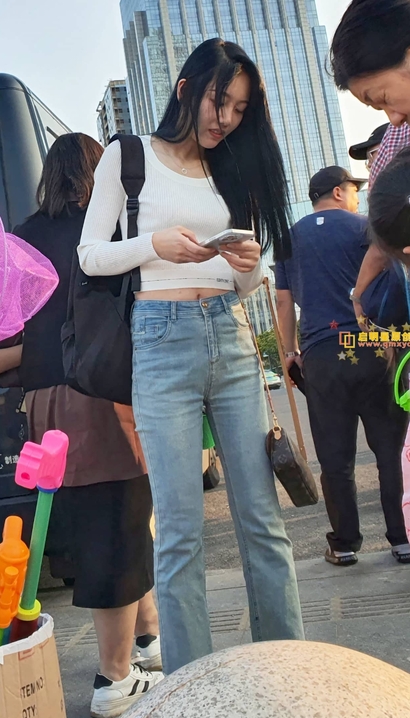 一个妍姿艳质的时髦紧身牛仔裤美臀美眉[XB-3379]