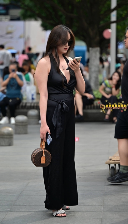 街拍玉质天成的时尚精致服饰大长腿辣妹[MX-F93M]
