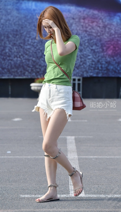 一个桃腮杏脸的性感热裤翘臀御姐[IN-RG06]