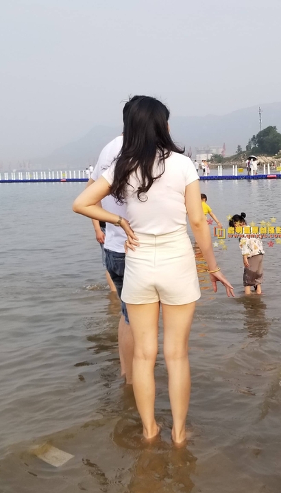 街拍妍姿艳质的气质热裤美腿女孩[LQ-49K1]