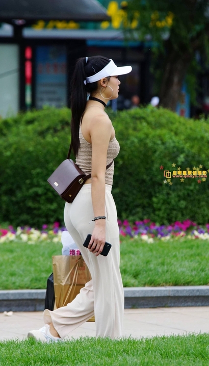抓拍艳冠群芳的风尚个性穿扮翘臀女孩[ZR-U3XN]