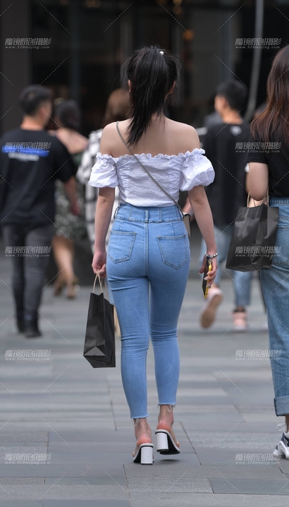 偶遇天生丽质的气质紧身牛仔裤大长腿靓女[OH-8I7M]