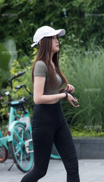 街拍明艳动人的新潮牛仔裤宽臀美眉[PD-63H3]
