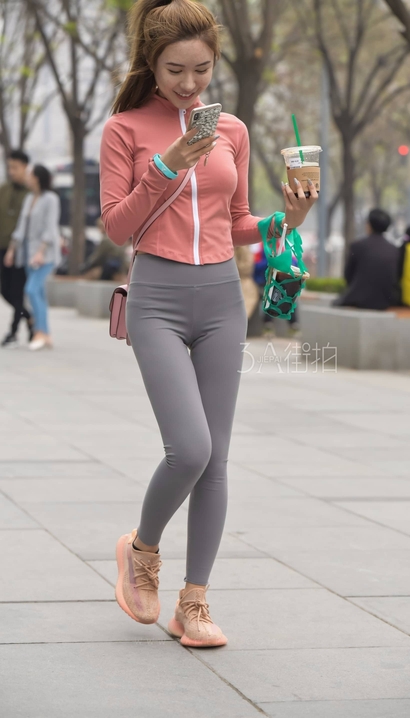 一位姹紫嫣红的时髦紧身裤大长腿美眉[CX-O5SU]