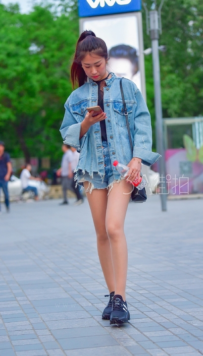 一位举步轻摇的风尚热裤美腿小姐姐[DK-9CHV]