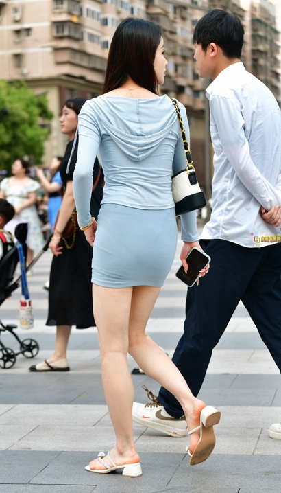 一个圆润紧绷的时髦裙子圆臀美女[ES-S39C]