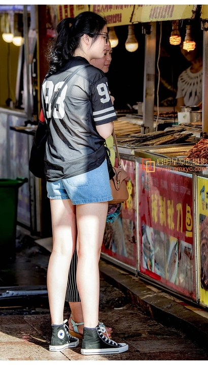 街拍冠压群芳的气质热裤美臀女生[UO-90Y4]