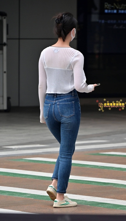 街拍一代佳人的时髦紧身牛仔裤圆臀女孩[EX-L842]