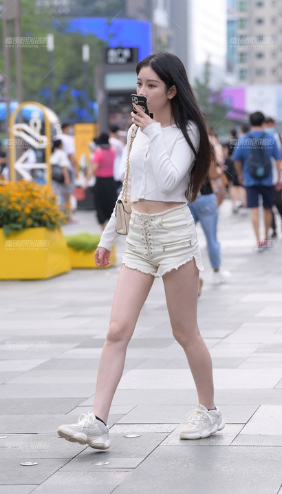 抓拍沉鱼落雁的极品热裤紧臀女孩[UY-N6VO]