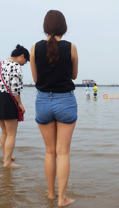 抓拍身材匀称的性感热裤长腿美女[JR-Q4KQ]