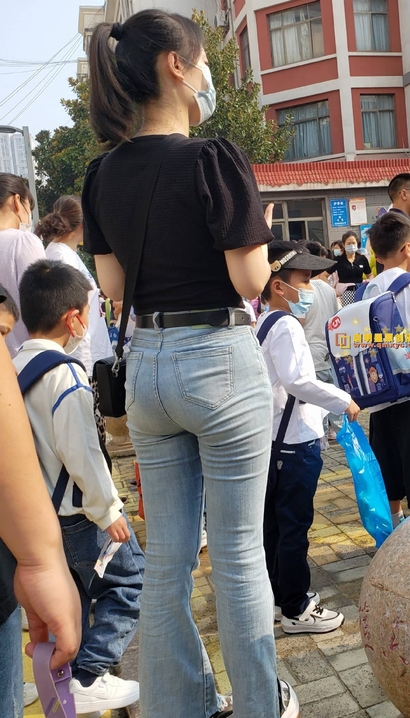 街拍花容月貌的极品紧身牛仔裤翘臀女生[AL-Q9MM]