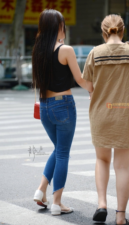 街拍桃羞杏让的时髦紧身牛仔裤大长腿辣妹[OH-M2W1]