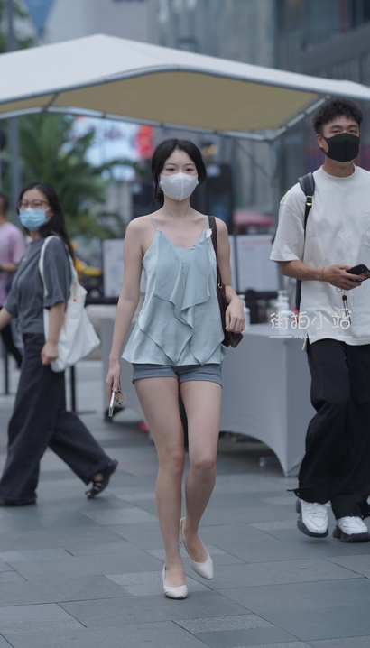抓拍青春活力的性感热裤大长腿美女[OE-DB5F]