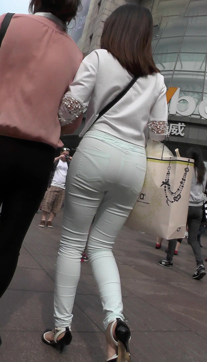 【视频】抓拍水灵秀气的风尚雅致装扮紧臀女生[UE-435A]